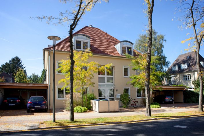 5-Familienhaus mit Carport